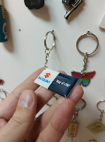 Брелок из полимерной смолы, двухсторонний на пластике, размер 2.1х4.5см Брелок из полимерной смолы, двухсторонний на пластике, размер 2.1х4.5см